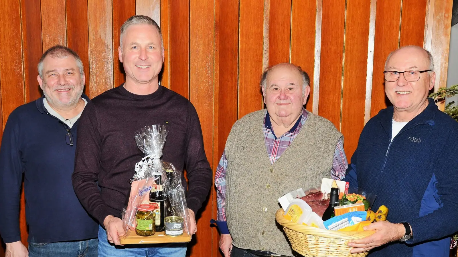 Schützenmeister Werner Grünthaler mit Gewinner Christian Faderl und Manfred Pirner mit Gewinner Heinz Faderl (Bild: Erwin Kolb)