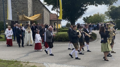 Feierlich wurde die Monstranz durch die Straßen von Kleinschwand getragen. (Bild: Josef Glas )