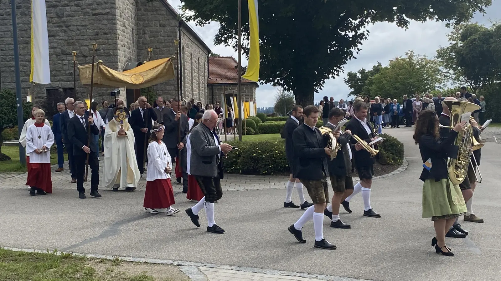 Feierlich wurde die Monstranz durch die Straßen von Kleinschwand getragen. (Bild: Josef Glas )