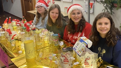 Für den Weihnachtsmarkt hatten Schüler unter anderem selbstkreierte Feenlichter gebastelt. (Bild: Sandra Hering, RTO/exb)