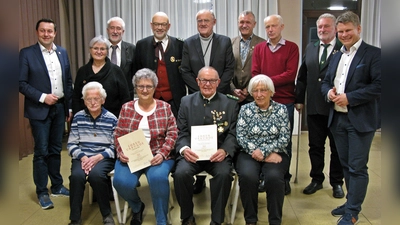 Zum Erinnerungsfoto stellten sich die Ehrengäste mit den Geehrten und neuen Vorstandsmitgliedern. Auf dem Bild stehend 2. von links neue Schriftführerin Margit Gebhardt, 3. von rechts neuer Kassier Gerfried Mühlbauer, sitzend neben dem Schützenmeister Franz Fuhrmann (mitte) auch die Geehrte Sonja Völkl (50j.). (Bild: Reinhard Kreuzer)