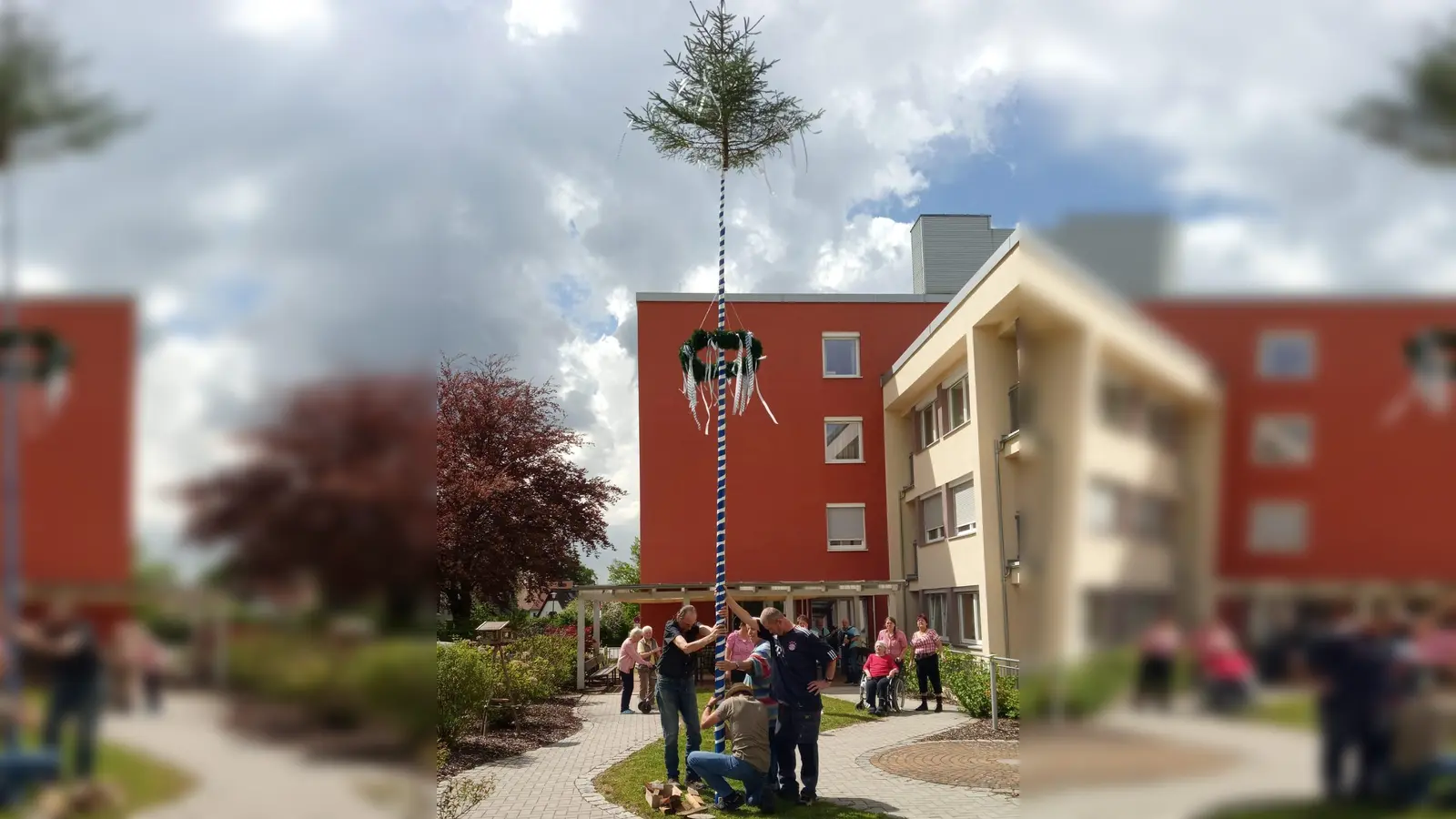 Maibaum aufstellen im Caritas Alten- und Pflegeheim Prälat-Walter-Siegert-Haus in Vohenstrauß. <br><br> (Bild: Steffi Holler/exb)