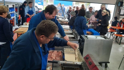 Viel zu tun hatten die Helfer des THW bei der Zubereitung der Fischschmankerln.  (Bild: Gottfried Berger)