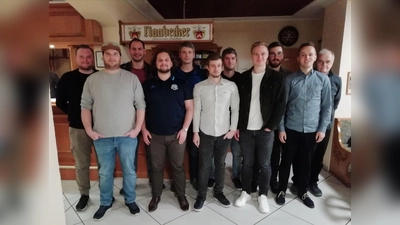 Neuwahlen stehen beim 1. FC Schmidgaden auf der Tagesordnung. Das Bild zeigt (von links) Christian Meier, Florian Leitermann, Alexander Schmidl, Elias Hien, Thomas Zinger, Alexander Spindler, Manuel Polleti, Simon Böhm, Lukas Prem, Martin Bauer und Josef Schimmer.<br><br> (Bild: Martin Bauer/exb)