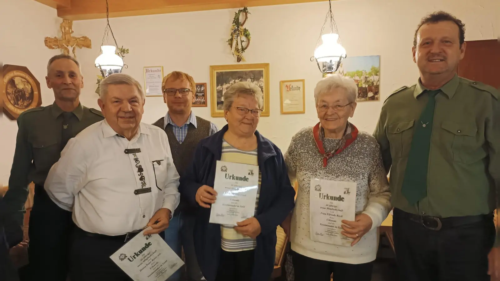 Ehrung beim Schützenverein „Stadlern” : 2. Schützenmeister Michael Knott, Peter Reier sen., 2. Bürgermeister Tobias Eckl, Theresia Lindl, Elfriede Riedl, 1. Schützenmeister Helmut Werner (von links).  (Bild: Josef Markgraf)