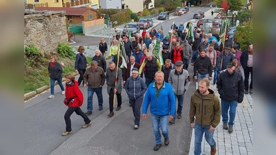 Mitglieder und Befreundete Zweigvereine schnüren gemeinsam die Wanderstiefel für die Abschlusswanderung (Bild: Rosina Gollwitzer)