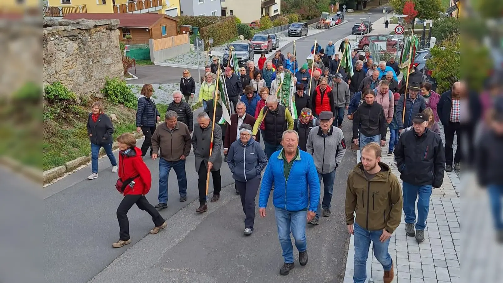 Mitglieder und Befreundete Zweigvereine schnüren gemeinsam die Wanderstiefel für die Abschlusswanderung (Bild: Rosina Gollwitzer)