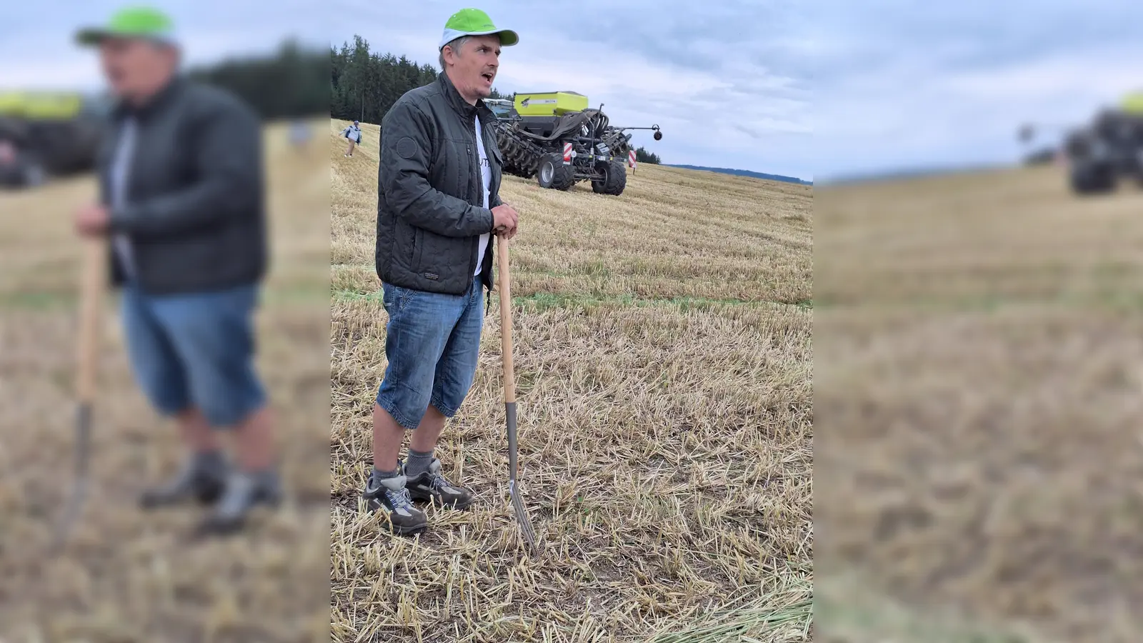 Stefan Adam erklärte, warum keinen Pflug mehr braucht.  (Bild: Reinhold Witt/exb)