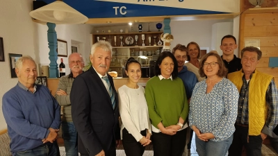 Die neue Vorstandschaft des TC Am Langen Steg<br>V.l.n.r.: Reinhold Weigert, Horst Gässler, Gerd Neumann, Carina Molina, Gabriele Strobl, Philip Neubauer, Stephanie Brunner, Christine Schmid, Daniel Strobl, Manfred Kammerer (Bild: Günter Hofmann)