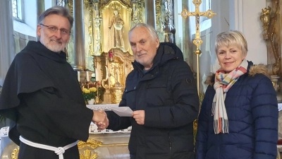 Ernst Umann und Andrea Sonnauer vom Oberpfalzverein übergeben Pater Stanislaus eine Spende von 200 Euro. Bild. mas (Bild: Martin Staffe)