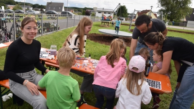 Gehörig was los war samstags beim Spielplatzfest der CSU/FU/JU in Irchenrieth. Zum großen Angebot für die Kinder gehörte auch das Schminken. (Bild: Ernst Frischholz)