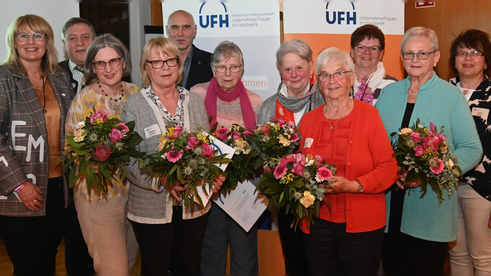 Bei der Ehrung (von links): Die UFH-Vorsitzende Andrea Seitz, Hans Weber, Andrea Schmid-Hirmer, Margret Schmid, Dietmar Lenk, Lore Fischer, Elisabeth Mosner, Marianne Schwab, Angelika Baumer, Margit Baumer und die stellvertretende UFH-Vorsitzende Maria Blödt. (Bild: gf)