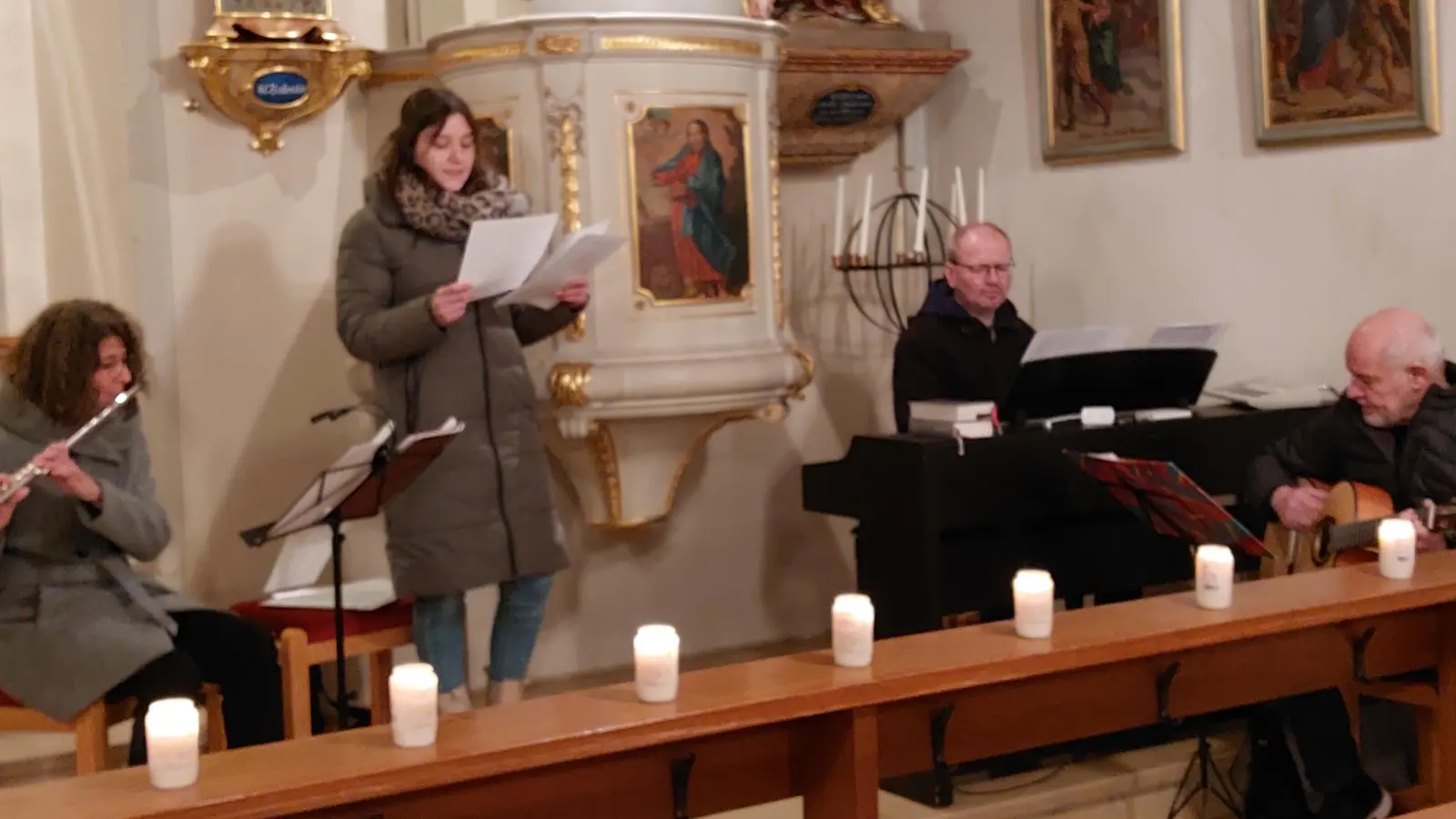 Sängerin Anja Sporer gestaltete mit einigen Musikern den „Evensong” in der Pfarrkirche Wernersreuth. (Bild: Brigitte Meyer/exb)