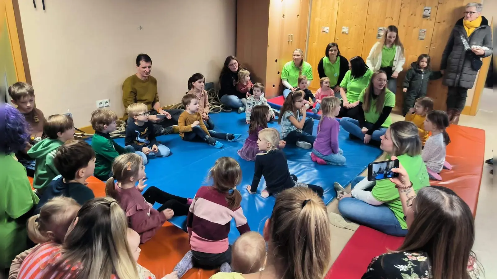 Der Tag der offenen Tür des St. Wolfgang-Kindergartens stand ganz im Zeichen der Begegnung des gemeinsamen Spiels. Für kleine Besucher gab es zahlreiche Attraktionen in der Turnhalle. (Bild: Werner Schulz)