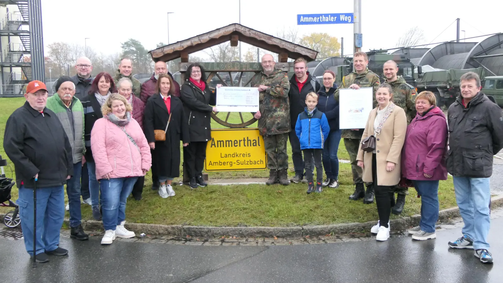 v.l. Klaus Fehlner, Ottmar Gurdan, Jörg Fehlner, Irene Pemp, Bianka Götz, Oberstleutnant Hillebrand, Hedwig Fehlner, Bgm Anton Peter, Anja Kunz, Doris Weiß, Stabsfeldwebel Pfeiffer, Stephan Knorr, Jonathan Reichart, Nina Reichart, Oberstabsfeldwebel Hölldobler, Hauptmann Watko, Sarah Hirschmann, Ilonka Götz, Josef Stöcklmeier  (Bild: Günter Pfeiffer )