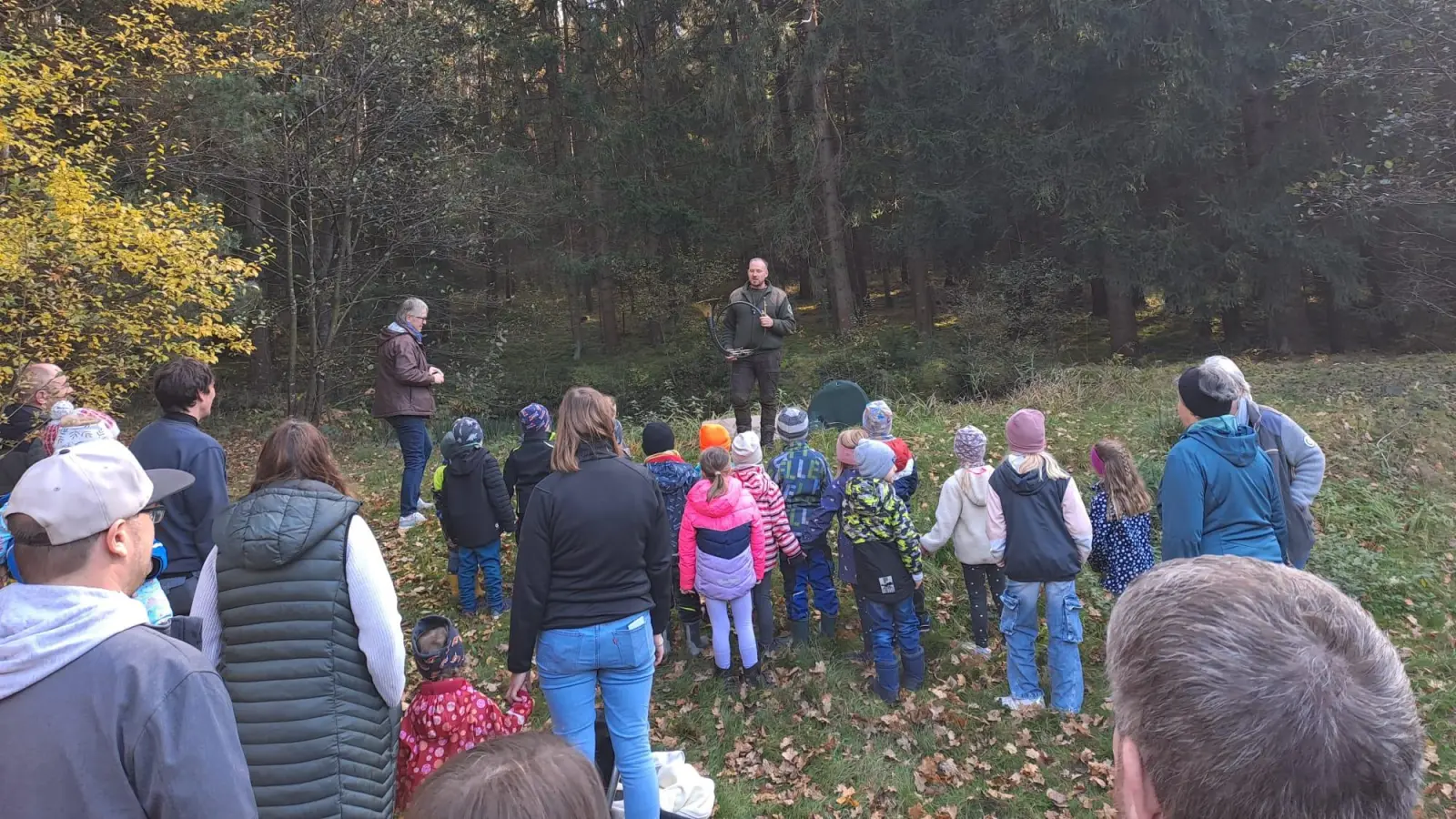 Hr. Forster zeigt den Kinder den Müll, den er im Wald gefunden hat.  (Bild: Manuela Schieder)