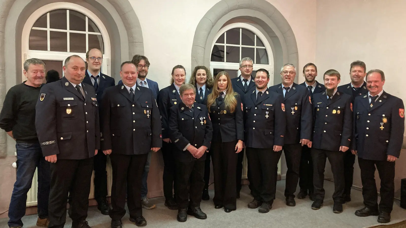 Bei der Generalversammlung der Feuerwehr Neustadt am Kulm wurden zahlreiche Mitglieder geehrt: Von links: Reinhold Pühl, Jürgen Haider, Schäffler Harald, Vorsitzender Marco Schläger, Bürgermeister Haberberger, Barbara Tschirschnitz, Erwin Bauernfeind, Anna Fuchs, Amelie Kopp, Martin Kreuzer, Kommandant Jörg Schläger, Wolfgang Siegel, Manuel Biewald, Manuel Kroher, Markus Kreuzer, Alfred Polke, der aus dem aktiven Dienst ausschied. <br> (Bild: rpp)