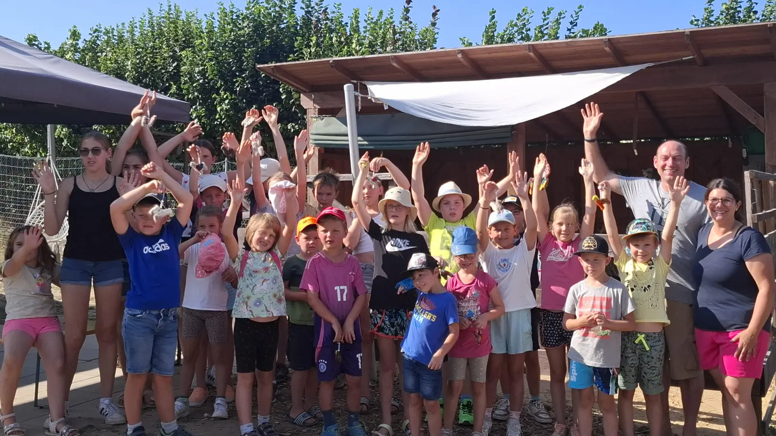 Schöne Stunden erlebten die Kinder beim Ferienprogramm des SV Etsdorf bei Michael und Daniela Niedermeier mit ihren Alpakas und Lamas (Bild: Sandra Preitschaft)