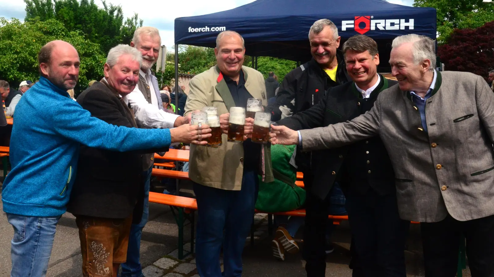 Ein Prosit auf die Gemütlichkeit. (Bild: Helmut Kunz)