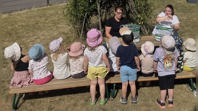 Einrichtungsleitung Bärbel Böhmler und die Kinder (Bild: Matthias Walk)