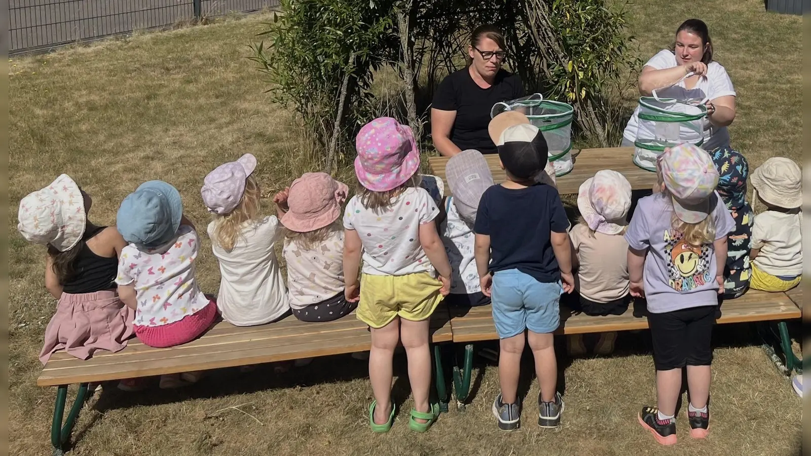 Einrichtungsleitung Bärbel Böhmler und die Kinder (Bild: Matthias Walk)