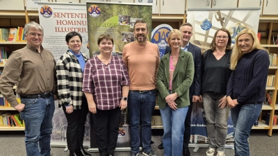 Die Mitglieder des Elternbeirats am JAS-Gymnasium mit dem neuen Vorsitzenden Peter Schmid (Vierter von links); nicht im Bild sind Petra Fulek, Manuela Katens, Kerstin Reisner und Regina Schottenheim. (Bild: Christian Schwab)