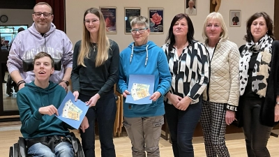 Das Foto zeigt Vorsitzende des Vereins Happynest, Eva Wuttke (Dritte von links), sowie Mitglieder der Familien Fischer und Schmeißer. Von rechts: Antje Thoma, Doris Ulrich und Maria Rahn vom KDFB Wiesau. (Bild: Elena Thoma)