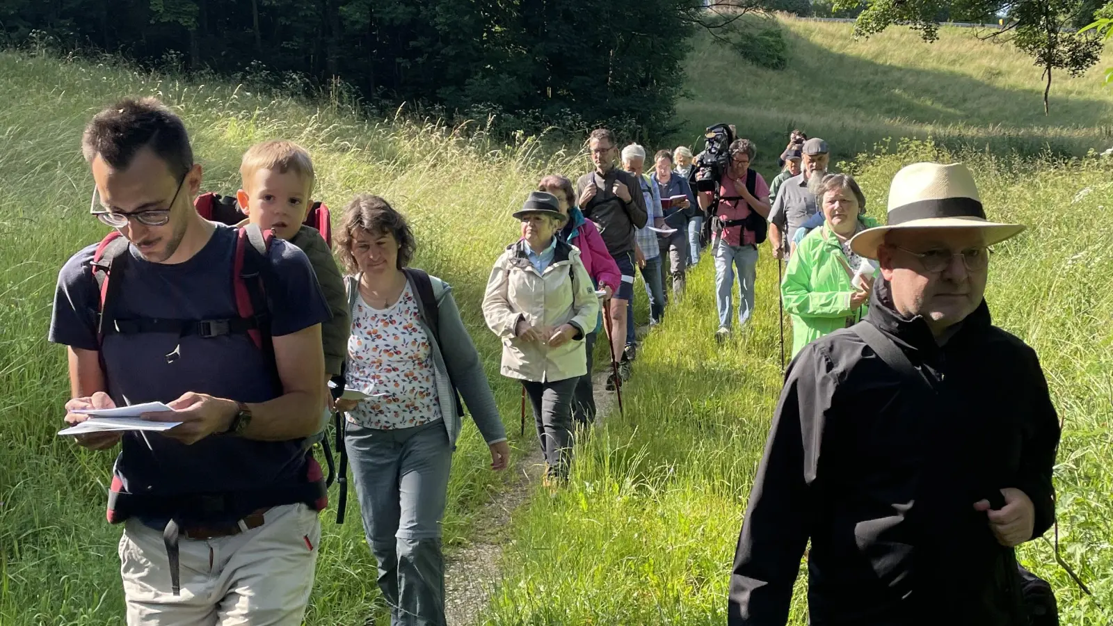 Diese Pilger haben sich mit Stadtpfarrer Markus Brunner (vorne rechts) zur Fußwallfahrt aufgemacht. (Bild: Stephan Weiß/exb)