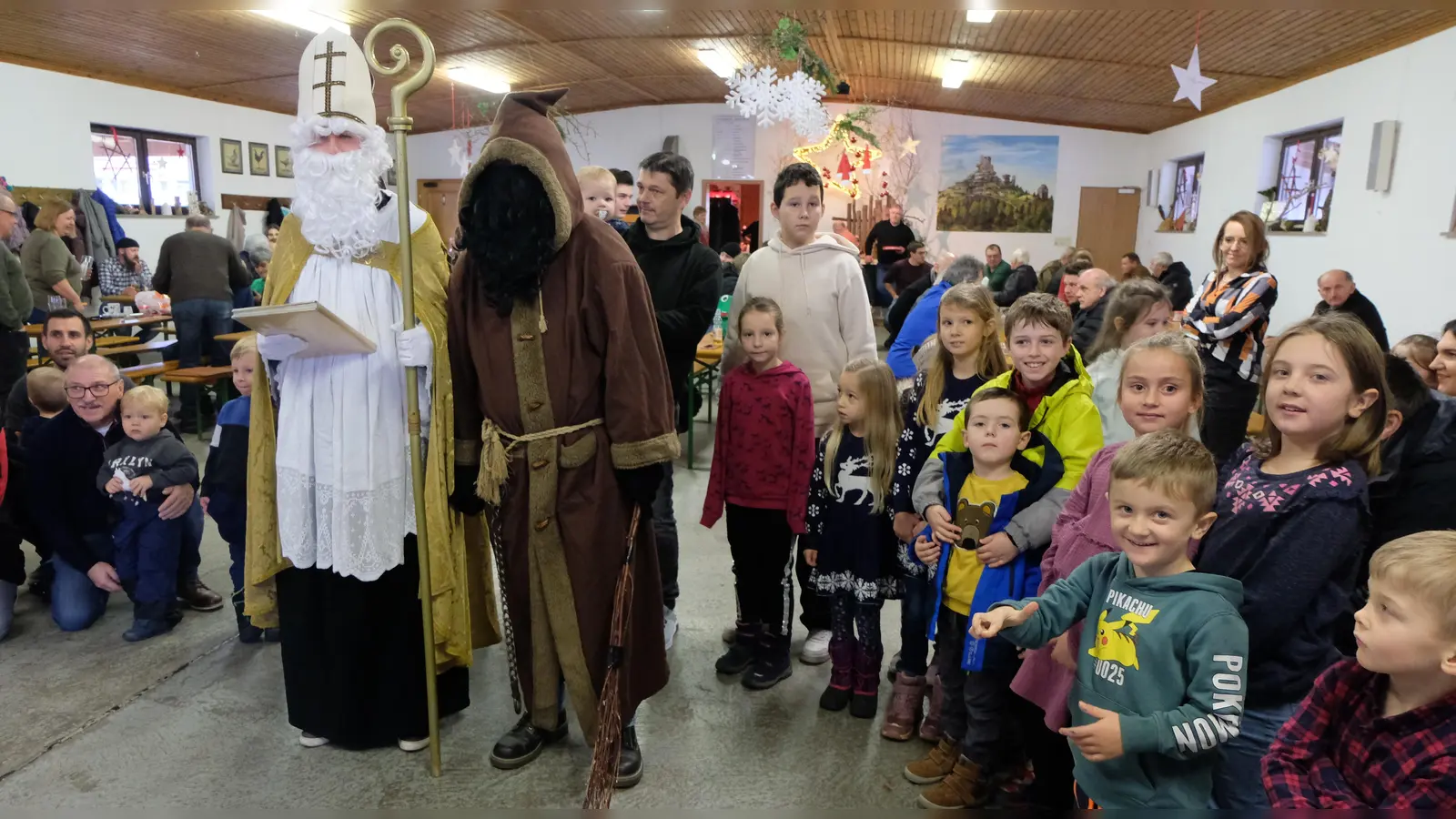 Voller Erwartung waren die Kinder auf das Kommen von Sankt Nikolaus der mit Knecht Ruprecht die Weihnachtspäckchen verteilte. (Bild: Fred Lehner)