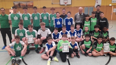 Die ersten drei Titelträger der Schulfußball-Stadtmeisterschaften holten sich (von links) in der Altersklasse I das GMG (grün) mit Matthias Harbauer, in der AK-IV der weiterführenden Schulen die Schönwerth-Realschule (blau) und für die Mittelschulen die Dreifaltigkeits-Mittelschule (grün/schwarz) mit Philipp Keilholz; mit auf dem Bild Schiri Adolf Binner in schwarz/weiß.<br> (Bild: gel)