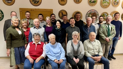 von links sitzend: Anna Meiler, Stefanie Richter, Ingrid Singer, Robert Aschenbrenner; 2. Reihe: Maria Aschenbrenner, Rita Butz, Robert Meiler, Tanja Singer, Sigrid Schörner, Michael Plata, Siegbert Rühlicke, Schützenmeister Christian Schörner; 3. Reihe: 3. Bgm. Christian Drexler, Gerhard Singer, Michael Meiler, Martin Bauer, Daniel Liegl, Michael Mulzer, Stephan Meiler, Simion Rühlicke, Markus Felbinger.  (Bild: Stefanie Richter)