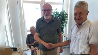 Herbert Rudolph (rechts), Vorsitzender der CSU-Seniorenunion Kreisverband Neustadt/WN., gratuliert dem immer noch sehr aktiven Ehrenvorsitzenden Georg Stahl (links) zum 85. Geburtstag. (Bild: Hans Simmerl)
