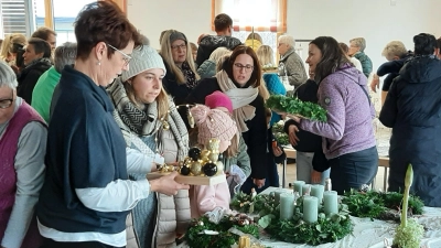 Im Luher Pfarrheim geht es beim Adventsbasar des Katholischen Frauenbundes eng zu. Viele Besucher sind gekommen, um sich die Dekorationen für die Adventszeit anzusehen. (Bild: rgl)