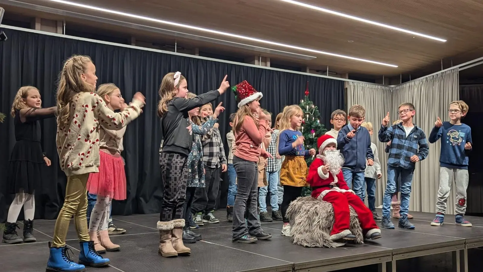 Weihnachtsrap der Klasse 2a (Bild: Kerstin Hironimus)