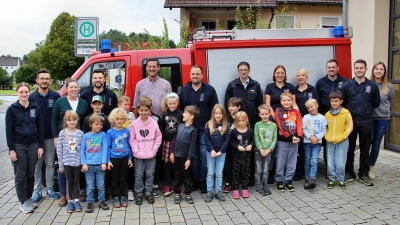 Ein einschneidendes Erlebnis für die Kinder war das Kennenlernen des Feuerwehrautos. Hintere Reihe die Betreuerinnen und Betreuer mit Bürgermeister Roman Berr (Fünfter von links). (Bild: Leonhard Ehras)