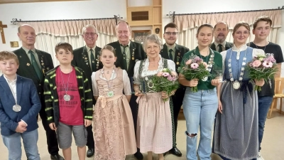 Königin Edith Mösbauer mit Schützen-Liesl Sophia Yeromenko und Jugendkönigin Hanna Kurz (vorne, 4. bis 6. von rechts) u. Bambini-Königin Christina Beck mit Ihren beiden Ritter Anton Dressel und Karl Raithel (vorne, 4. bis 6. von links). <br><br> (Bild: Ulrich Götz)