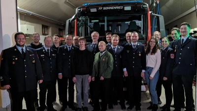 Die neue Vorstandschaft der Feuerwehr Sonnenried mit Manfred Bösl (Fünfter von links) und Kommandant Andreas Giehrl (rechts) , sowie Kreisbrandmeister Stefan Sattich (Dritter von links) und Gabi Wittleben (Mitte). <br> (Bild: Max Prechtl)