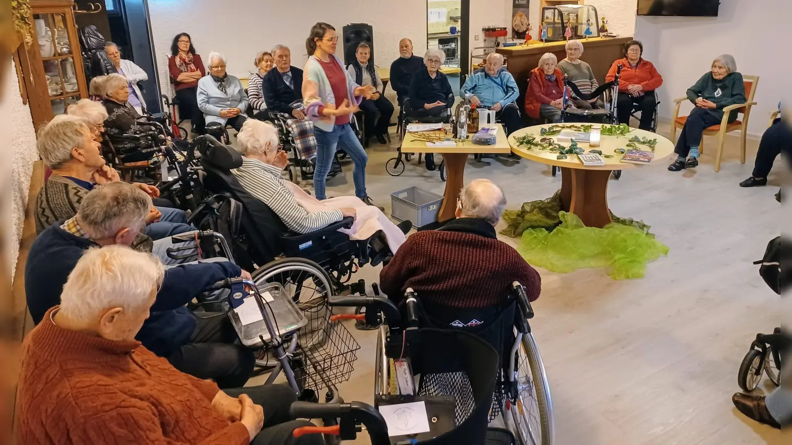 Frau Nickl beim vorstellen der Kastanienknospen  (Bild: Cornelia Neubauer)