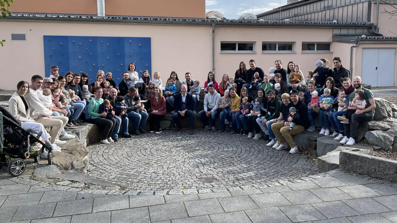 Gruppenfoto beim Baby Empfang. (Bild: Karin Schmid)