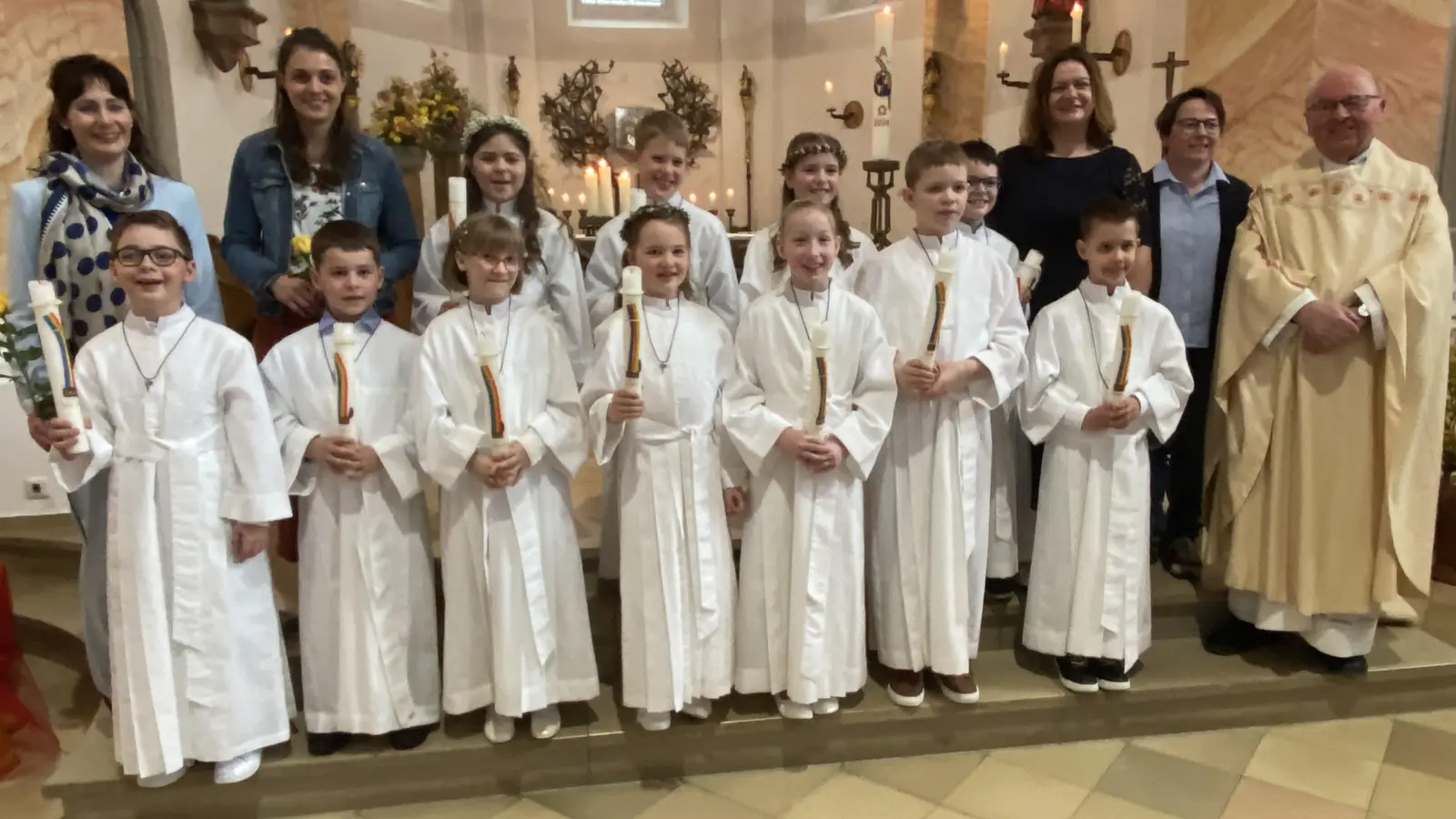 Kommunionkinder aus Tännesberg mit Helferinnen und Pfarrer Wilhelm Bauer in der Kirche St. Michael.  (Bild: Josef Glas)