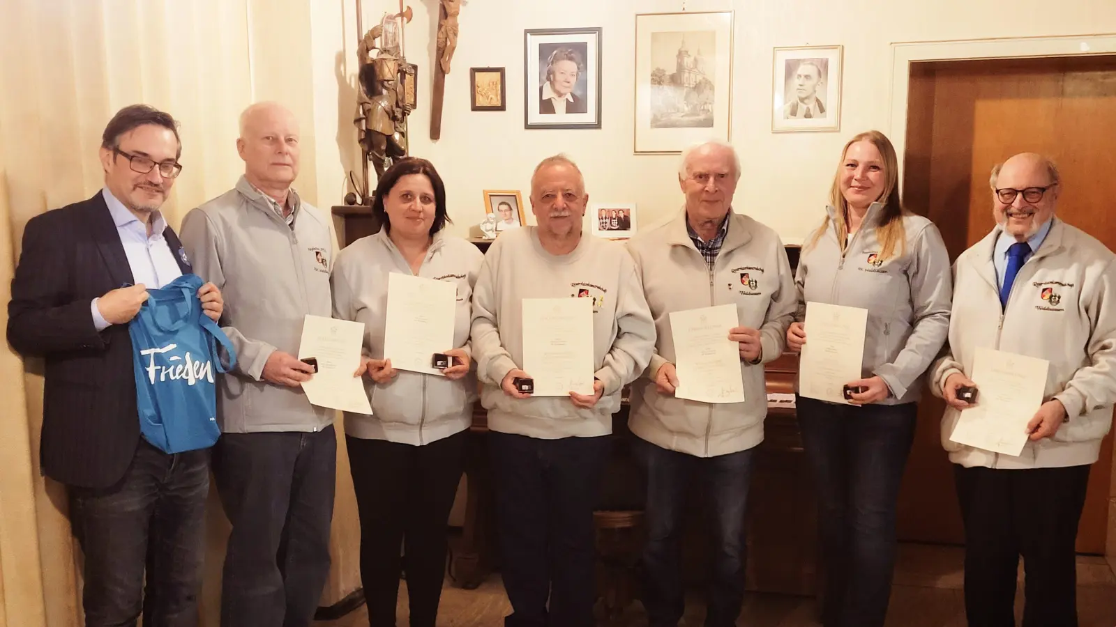 Von links: Dr. Dario Vidojković, Ernst Baumgartner, Katja und Michael Filchner, Werner Eckstein, Diana Männer und Bruno Salomon.<br> (Bild: Diana Männer)