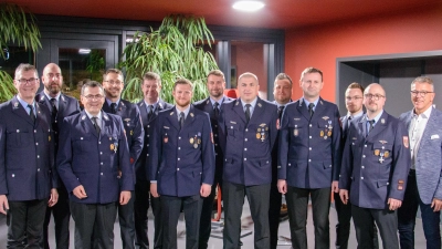 Der neue Vorstand und die Kommandanten der Feuerwehr Tirschenreuth: (von links) Franz Häring, Christian Nickl, Paulus Mehler, Thomas Heger, Jörg Wiedemann, Peter Trottmann, Michael Schwarz, Markus Mayer, Thomas Sladky, Rainer Burkhard, Christian Nurtsch, Matthias Haulena und Bürgermeister Franz Stahl.  (Bild: Feuerwehr Tirschenreuth/exb)