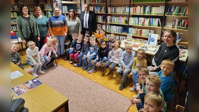 Kita und Schulkinder nach Ferien wieder in Bücherei. (Bild: Petra Reil)