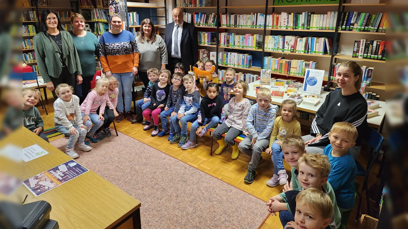 Bürgermeister Josef Beimler kommt in die Bücherei und überreicht einen Ausleihegutschein an die Kinder. (Bild: Petra Reil)