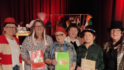 Zur Siegerehrung versammelt sind (von links) Stadträtin Bettina Moser, Karin Niebler, Gisela Völlger, Monika Kick, Heidi Jäger und Renate Dümmler. (Bild: Petra Schilling/exb)