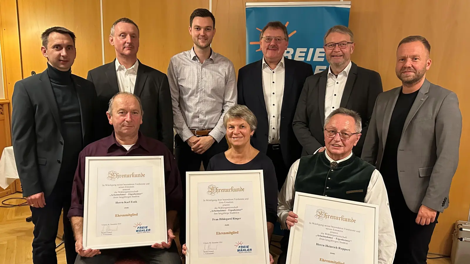 Den drei Ehrenmitgliedern Karl Fenk, Hildegard Ringer und Heinrich Ruppert gratulierten Fraktionsvorsitzender Manuel Plößner, Vorsitzender Markus Schertl, Bürgermeisterkandidat Frederic Pröls, Bürgermeister Hans-Martin Schertl sowie der Kreisvorsitzende und stv. FW-Landesvorsitzender Hans Martin Grötsch aus Königstein und MdL Bernd Heinisch aus Amberg.  (Bild: Barbara Streit )