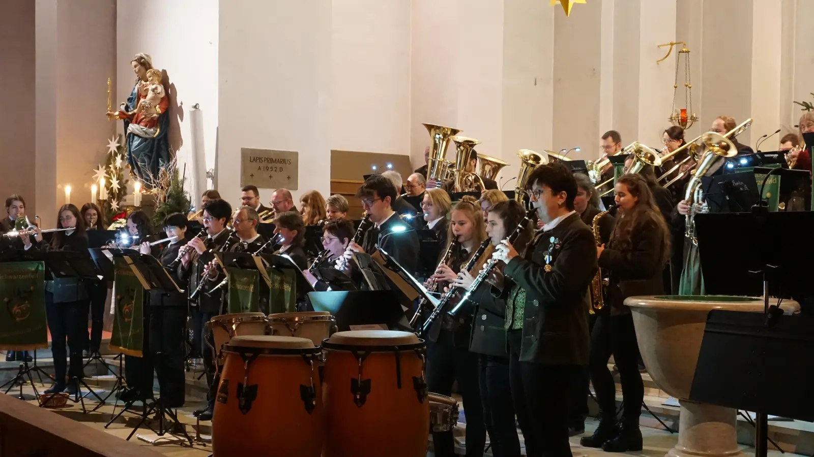 Die Musikkapelle Schwarzenfeld beim Weihnachtskonzert 2022.  (Bild: Lisa Böckl)