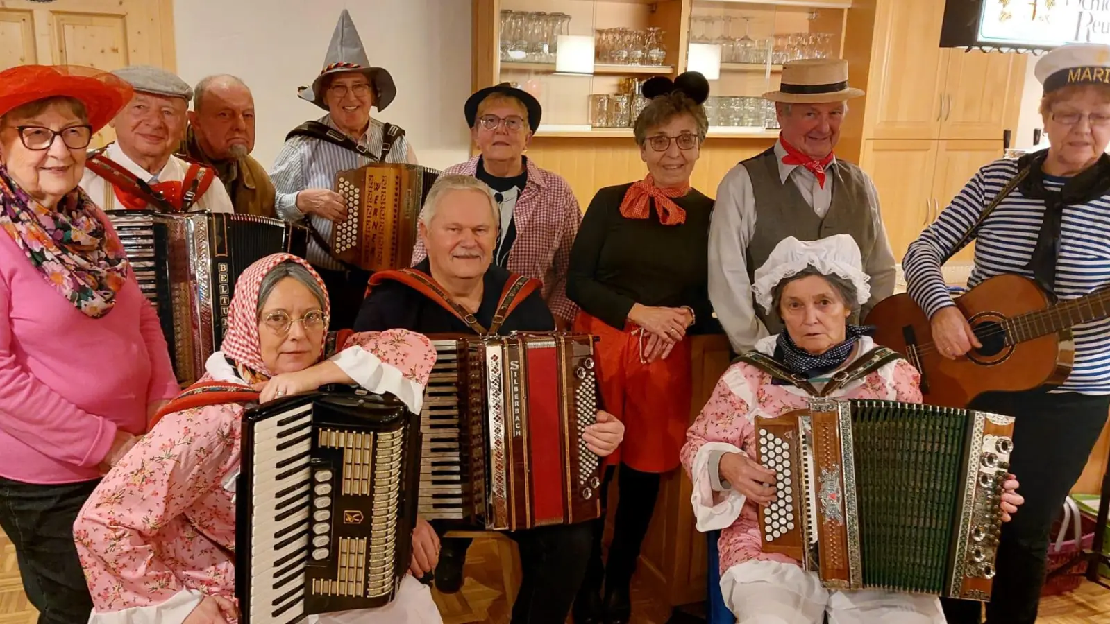 Die Sänger und Musikanten beim Musikantenfasching im Sportheim.  (Bild: E. Böhm/exb)