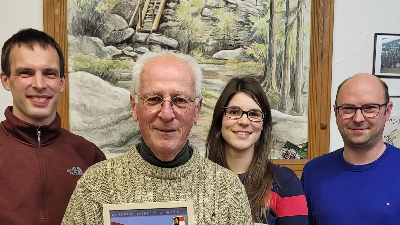 Zweiter Vorsitzender Andreas Rickauer (links) sowie Dirigent Johannes Hecht (rechts) und Vorsitzende Marina Scherm mit Ehrenmitglied Lothar Scharf. (Bild: exa/exb)