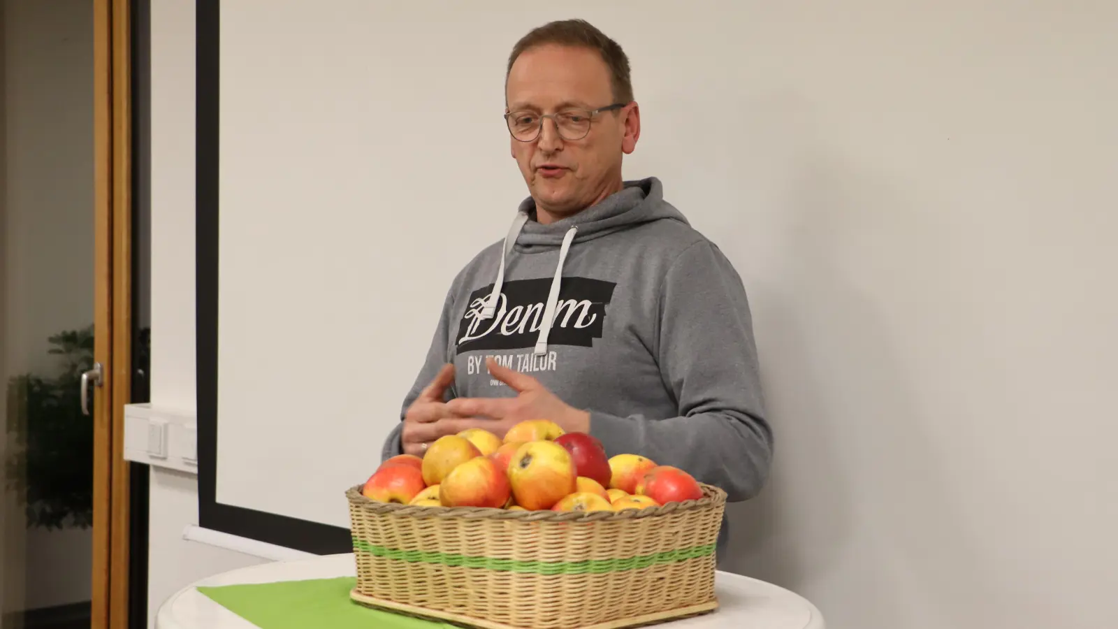 Roland Ertel bei seinem Vortrag in der Jahresversammlung des Gartenbauverein Edelsfeld und Umgebung e.V.  (Bild: Rudi Gruber)